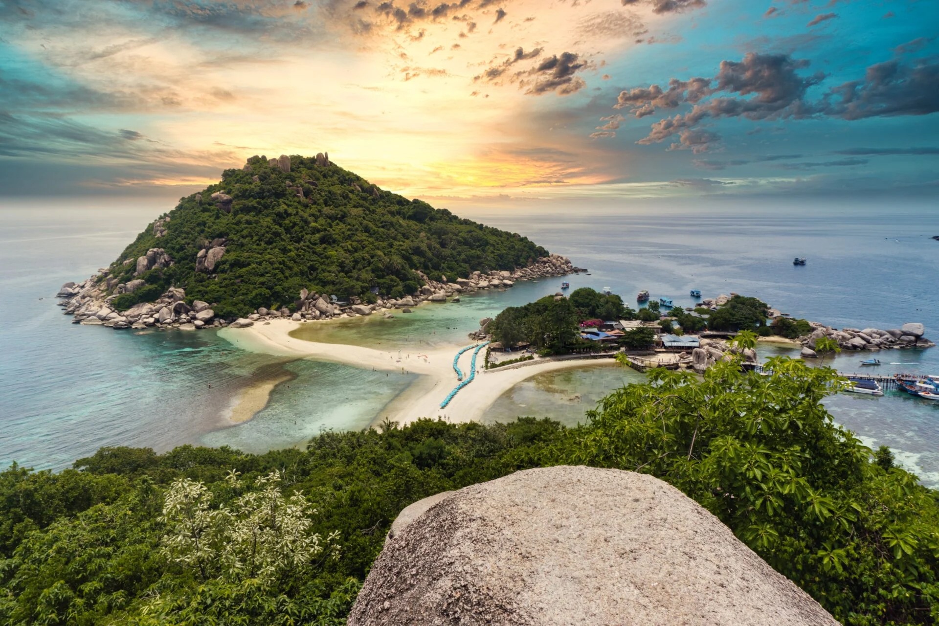 The sandbar joining the three islets of Koh Nang Yuan, off Koh Tao